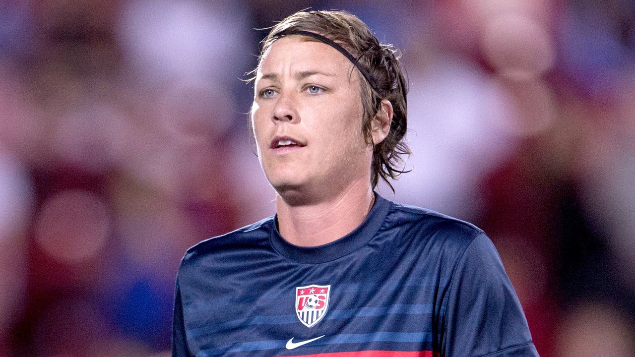 Players threaten lawsuit over artificial fields at 2015 Women's World Cup